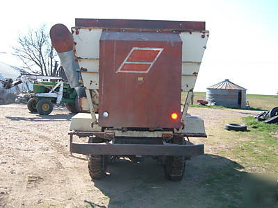 Feed truck, army 6X6 with bjm feed box ( kansas )