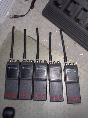 Motorola NLN7699 charger & 5 HT440 walkie talkies