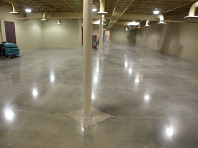 Diamondbrush polishes concrete- floor scrubber / buffer