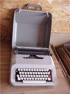 Vintage underwood 319 portable manual key typewriter