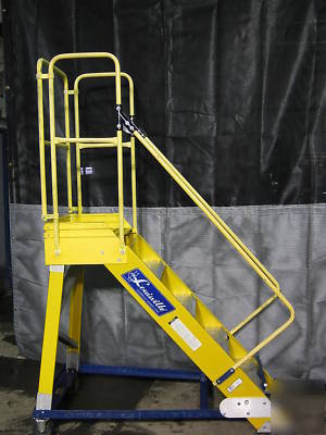 Louisville 4' fiberglass warehouse ladder mdl. FW2405 