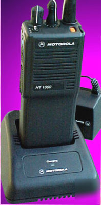 Motorola uhf HT1000 radio w/mic & chgr super nice 