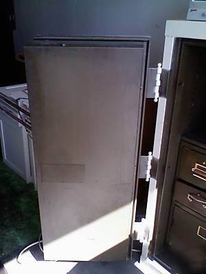 Antique yale floor safe with combo lock great price 