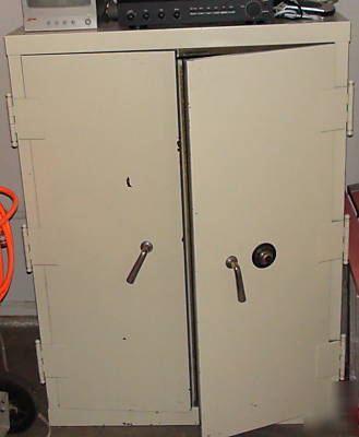 Antique yale floor safe with combo lock great price 