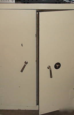 Antique yale floor safe with combo lock great price 