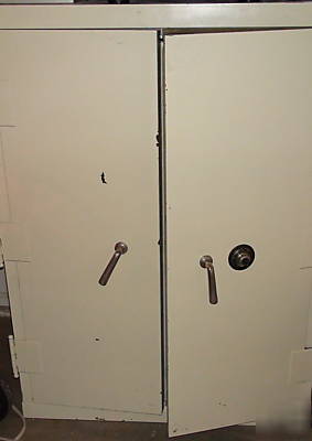 Antique yale floor safe with combo lock great price 