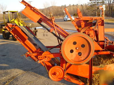 New holland 273 square baler w/ #30 thrower super sweep