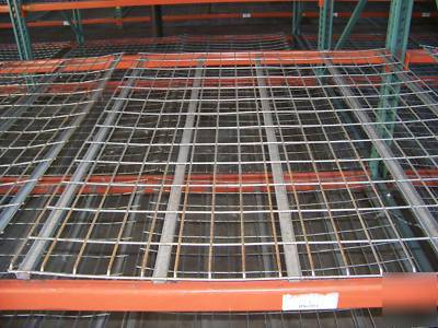 Large lot warehouse pallet racking beams wâ€‹ire decking