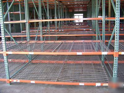 Large lot warehouse pallet racking beams wâ€‹ire decking