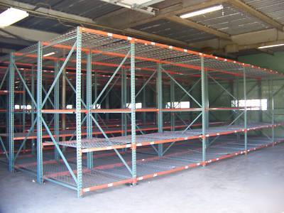Large lot warehouse pallet racking beams wâ€‹ire decking