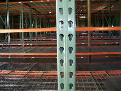 Large lot warehouse pallet racking beams wâ€‹ire decking