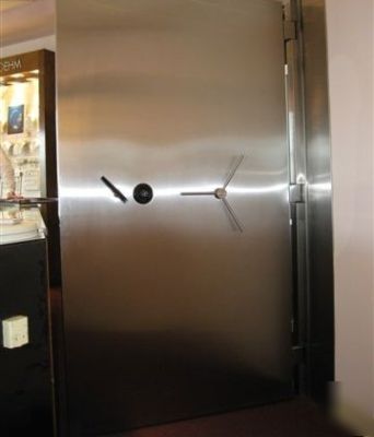 Vault door/fire door