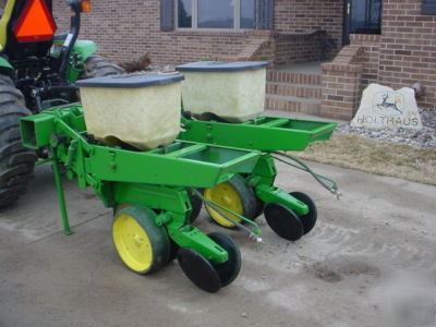 John deere 2 row planter , 7000 model units, notill 