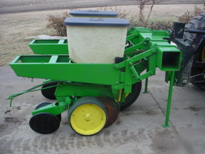 John deere 2 row planter , 7000 model units, notill 