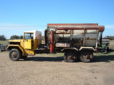 Feed truck, army 6X6 with bjm feed box ( kansas )