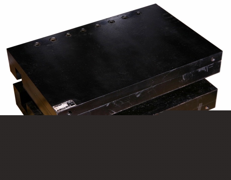 Dipole magnet accelerator beam steer mass spectrometer