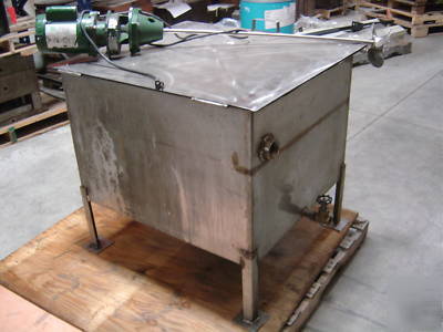 Covered stainless steel heated tank with mixer