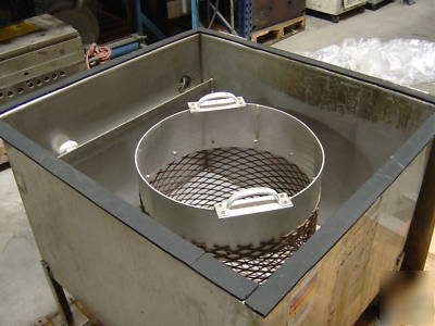 Covered stainless steel heated tank with mixer