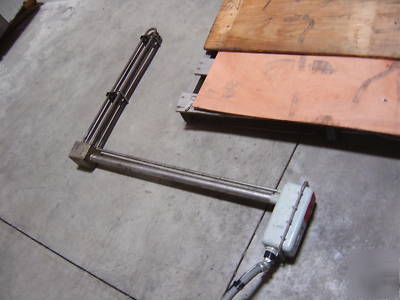 Covered stainless steel heated tank with mixer