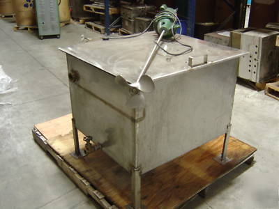 Covered stainless steel heated tank with mixer