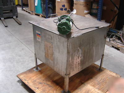 Covered stainless steel heated tank with mixer