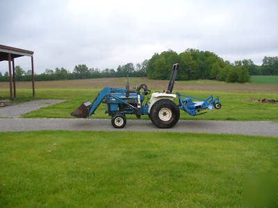 Ford 1500 tractor with rear mower deck and front loader