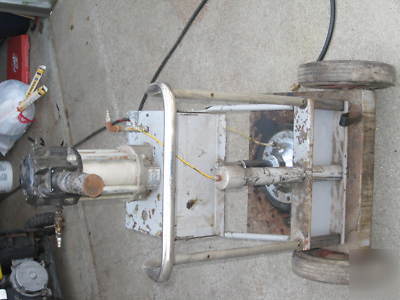 Aro pneumatic pump/lift on 2 wheeled cart 5 gallon 