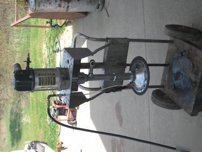 Aro pneumatic pump/lift on 2 wheeled cart 5 gallon 