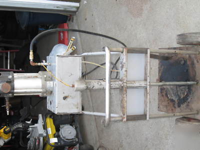 Aro pneumatic pump/lift on 2 wheeled cart 5 gallon 