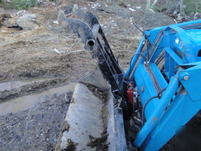 Tractor thumb / bucket grapple implement