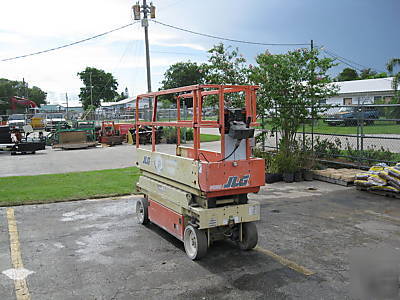 Jlg 20' platform scissor lift model 2033-e 183 hrs.