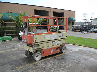 Jlg 20' platform scissor lift model 2033-e 183 hrs.