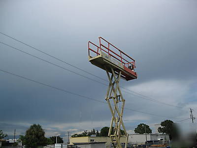 Jlg 20' platform scissor lift model 2033-e 183 hrs.