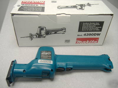 Makita 4390DW 9.6 volt reciprocating saw 2 batteries