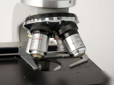Nikon microscope with 4 lenses, extra lightbulb + more 