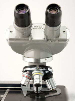 Nikon microscope with 4 lenses, extra lightbulb + more 