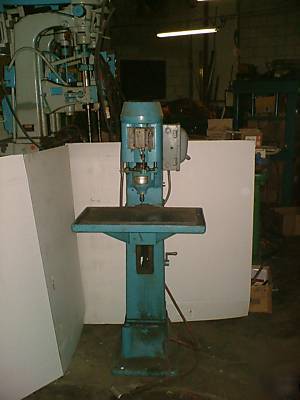 Pneumatic snow tapper