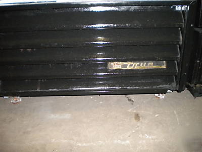 Single door merchandiser cooler with glass door by true