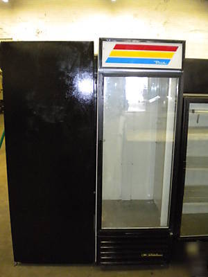 Single door merchandiser cooler with glass door by true