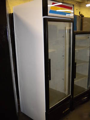 Single door merchandiser cooler with glass door by true