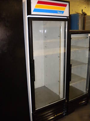 Single door merchandiser cooler with glass door by true