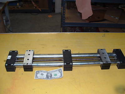 Self centering adjuster guide for tooling