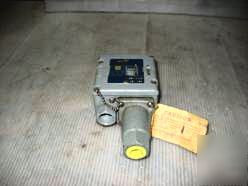 New - square d industrial pressure switch p/n adw-3