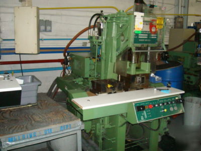 New 1985 bury 30-ton plastic injection molding machine