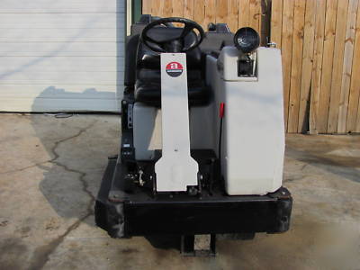 Advance 3800 rider floor scrubber cleaner