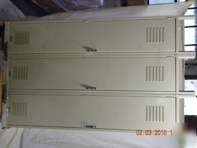 3 door metal lockable locker
