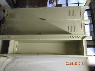 3 door metal lockable locker