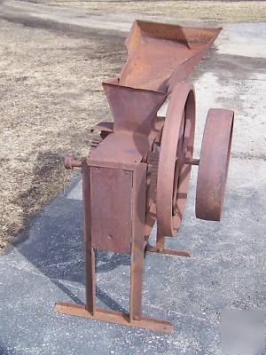 Ear corn slicer crusher chopper - iron hit miss sheller