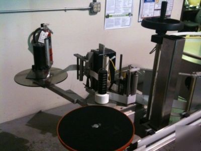 Bottle labeler by universal r 320 with conveyor belt
