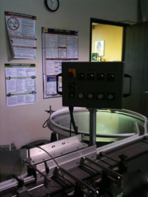 Bottle labeler by universal r 320 with conveyor belt